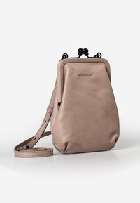 Borsa a tracolla in pelle morbida color taupe con forma arrotondata, dotata di chiusura a scatto e tracolla regolabile. Finitura testurizzata con dettaglio del logo.