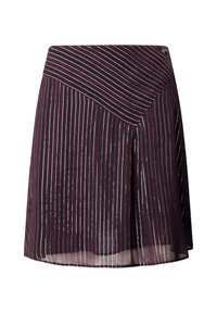 Gonna corta in tessuto scuro con righe verticali rosse, bianche e argento. Presenta un design asimmetrico e una spacco laterale.