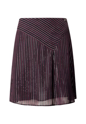 Korte rok van donker stof met verticale strepen in rood, wit en zilver. Heeft een asymmetrisch ontwerp en een zijsplit.