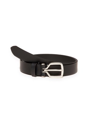 Cintura in pelle nera con una texture liscia e lucida, e una fibbia metallica argento brillante con un design classico del telaio.