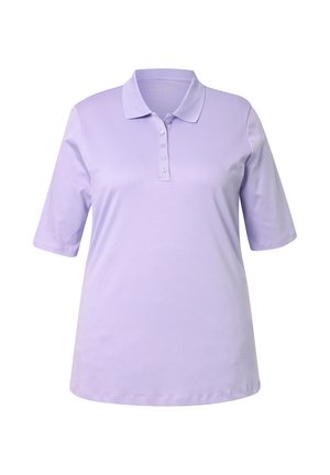 Hellblaues Poloshirt mit kurzen Ärmeln, einem Kragen und vier Knöpfen in der Mitte vorne.