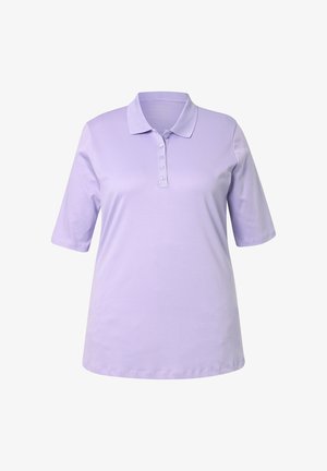 Lys lilla kortærmet polo skjorte med krave og fire knapper i midten foran.