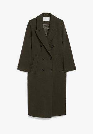 Cappotto doppiopetto verde oliva scuro con maniche lunghe, colletto a revers, due tasche laterali e bottoni neri; tessuto dalla consistenza liscia.