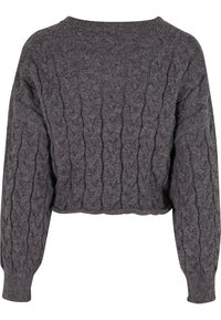 Szürke rövidített pulóver kábel mintázattal, széles ujjakkal és egyenes alsó szegéllyel. Az anyag puhanak és kényelmesnek tűnik. Látható fémrész vagy díszítés nincs rajta.