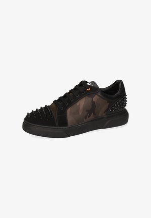 Zwarte sneaker met een bovenwerk van camouflagepatroon in mesh, spikes op de neus en hiel, en een gestructureerde zool. Veters en een logo zijn inbegrepen.