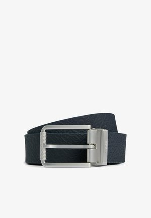 Navyblauwe rubberen riem met reliëflogo-patroon, voorzien van een zilveren rechthoekige gesp met gestructureerde accenten en een gladde afwerking.