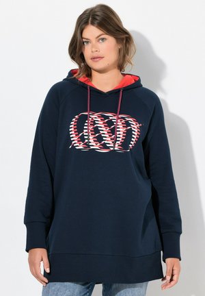 Sweatshirt à capuche bleu marine avec des détails rouges, grand design graphique sur le devant, manches raglan longues et poignets côtelés. Coupe décontractée et confortable.