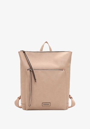 Beige vegan Leder Rucksack mit einem Hauptfach mit Reißverschluss, einer frontalen Reißverschlusstasche und verstellbaren Schulterriemen. Besitzt ein minimalistisches Design.