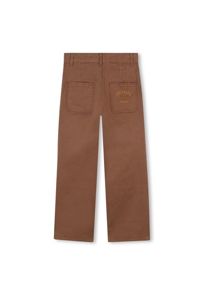 Pantalons en coton marron avec une coupe décontractée, dotés de poches arrière et "VOLTAIRE PARIS" brodé en orange sur la poche droite.