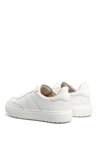 Białe skórzane sneakersy z teksturowanym wykończeniem, niskim profilu, okrągłym czubkiem i kontrastowymi przeszyciami. Gumowe podeszwy i minimalne logo na pięcie.