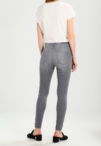 Vero Moda Vaqueros pitillo - grey denim