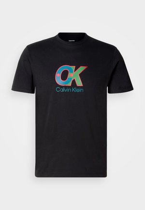 Sort bomulds T-shirt med et flerfarvet "OK" logo og "Calvin Klein" tekst, rund halsudskæring og korte ærmer.