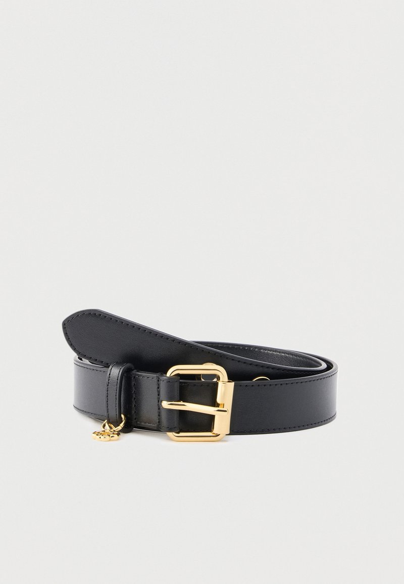 Ceinture en cuir noir avec une boucle dorée, présentant une texture lisse et un pendentif suspendu. Design classique aux lignes épurées et accents subtils.
