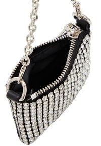 Borsa nera con chiusura a zip, decorata con paillettes argento e una tracolla in catena argentata grande. Interno in tessuto nero.
