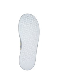 Witte rubberen buitenzool met hexagonaal patroon, gladde textuur en Adidas-logo. Gebogen vorm met afgeronde randen. Vlak profiel.