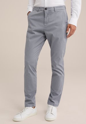 Grå slim-fit bukser med sidelommer, knaplukning, lavet af letvægtsstof, parret med hvide low-top sneakers.