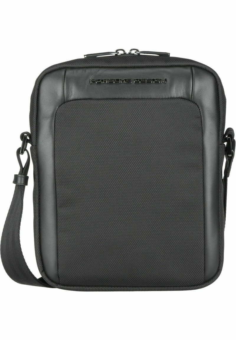 Borsa a tracolla nera con design testurizzato, che combina materiale sintetico e finiture lisce. Presenta una chiusura con zip e una tracolla regolabile.