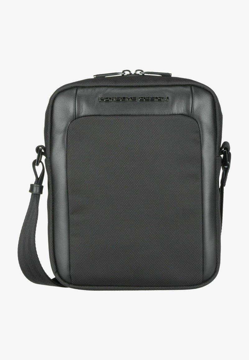 Borsa a tracolla nera con design testurizzato, che combina materiale sintetico e finiture lisce. Presenta una chiusura con zip e una tracolla regolabile.
