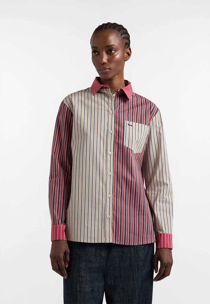 Overhemd met lange mouwen en knopen, met afwisselend verticale strepen in beige en rood, en een contrasterende kraag en zak. Gladde stoftextuur.