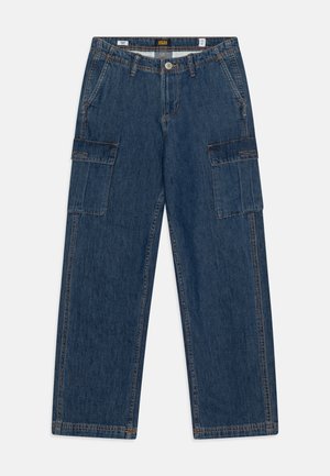 Pantalon cargo en denim bleu foncé avec jambes droites, poches latérales à rabat, poches avant, passants pour ceinture et fermeture à boutons.