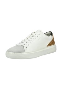 Baskets basses blanches avec bout en daim gris, patch talon en daim marron, lacets blancs et semelle blanche épaisse.