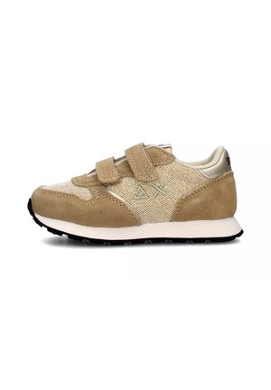 Sneaker color tortora e beige con tomaia in rete, dettagli in suede, doppie chiusure in Velcro e una suola intermedia bianca con suola esterna in gomma nera.