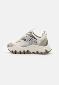 TRAIL ONE - Športni copati - grey/cream