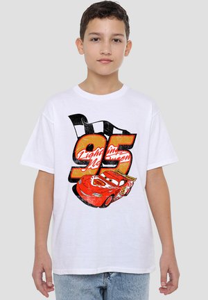 Weißes Baumwoll-T-Shirt mit einem großen Grafikdesign eines roten Rennwagens mit der Nummer "95" und karierten Flaggenakzenten in Schwarz und Orange.