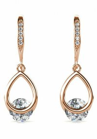 Orecchini a goccia in oro rosa con design a goccia, caratterizzati da un grande cristallo trasparente sospeso sotto. Accentuati da piccole pietre lungo l'aggancio.
