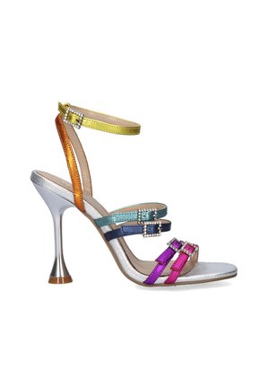 Sandalia de tacón alto multicolor con tiras metálicas, acentos de rhinestone y una plataforma plateada. Presenta un elegante tacón de aguja plateado.