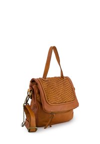 Bruine leren handtas met een geweven textuur op de klep, voorzien van dubbele handvatten, een verstelbare schouderband en een ritsvak.