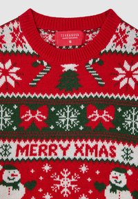 Czerwony sweter z dzianiny z wzorami bożonarodzeniowymi, w tym płatkami śniegu, drzewkami, laskami cukrowymi i bałwankiem, z napisem "WESOŁYCH ŚWIĄT".