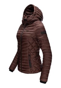 Giacca marrone imbottita con cappuccio, caratterizzata da un design trapuntato e zipper nero. Include una patch con il logo sul braccio sinistro e polsini a coste.