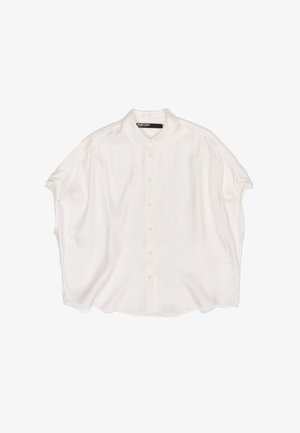 Camisa blanca de manga corta hecha de tela ligera, con un collar clásico y cierre de botones, con un corte holgado y oversized.