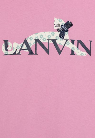 Rosa bomullsstoff med et hvitt kattedesign, blå blomster og en svart sløyfe, sammen med teksten "LANVIN" i mørk skrift.