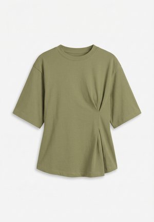 Λαδί πράσινη κοντομάνικη μπλούζα με στρογγυλή λαιμόκοψη και λεπτομέρεια με διπλή ανάγλυφη πτύχωση στη δεξιά πλευρά, εμφανιζόμενη σε λευκό φόντο.