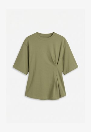 T-shirt vert olive à manches courtes avec un col rond et un détail drapé torsadé sur le côté droit, présenté sur un fond blanc.
