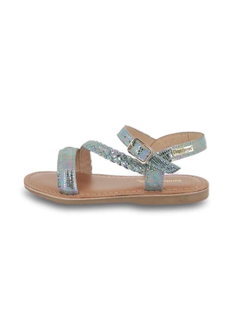 Sandales à brides avec finition irisée métallisée, semelle intérieure beige et boucle réglable à la cheville. Semelle plate et design de bride tressée.