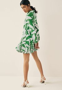 Next Tričkové šaty - khaki green and white leaf print