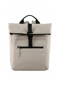 Mochila de roll-top en beige claro, fabricada con material suave. Presenta una correa y cremallera negras, con un bolsillo frontal y un sutil detalle del logo.