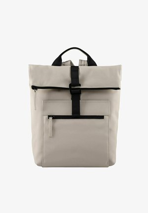 Sac à dos enroulable de couleur beige clair, fabriqué en matériau lisse. Il dispose d'une sangle et d'une fermeture éclair noires, d'une poche avant et d'un détail logo subtil.