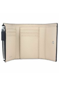 Intérieur de portefeuille en cuir beige avec plusieurs fentes pour cartes, un compartiment zippé et une surface texturée. Finition avec des bords foncés et un bouton-pression métallique.