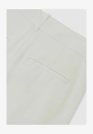 Biele nohavice s zadným pásikovým vreckom a pútkami na opasok, zobrazené detailne na jednoduchom pozadí.