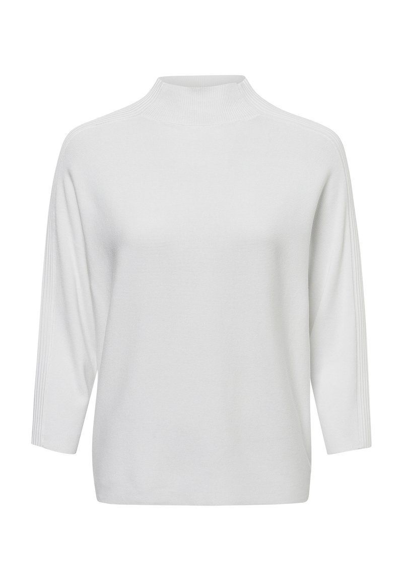 Weißer Strickpullover mit hohem Kragen, überschnittenen Schultern und Dreiviertelärmeln. Rippstruktur und seitliche Details verleihen subtile Designelemente.