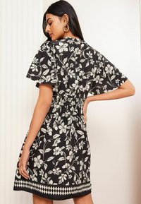 Friends Like These REGULAR FIT - RIVIERA KEYHOLE FLUTTER SLEEVE - Robe de jour - black white