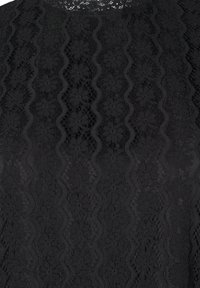 Tessuto in pizzo nero caratterizzato da un motivo floreale con linee ondulate, creando una superficie texturizzata. Il design è dettagliato e intricato.