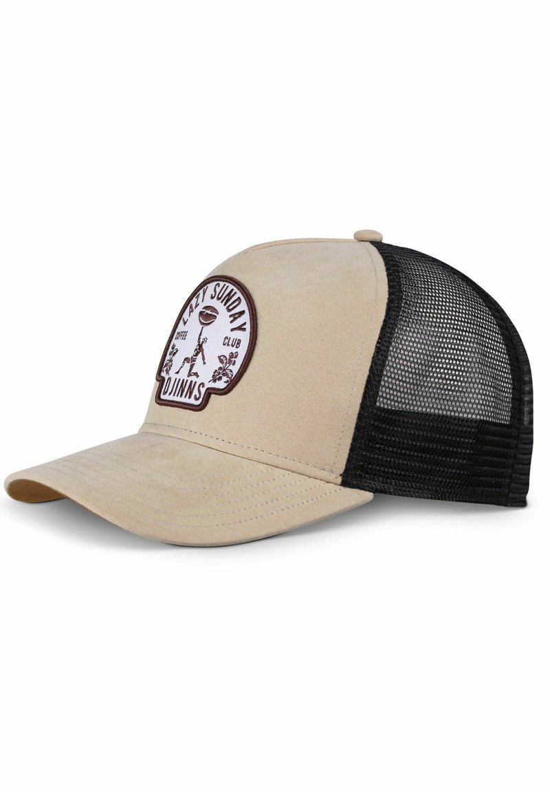 Gorra beige con una parte delantera de ante y la parte trasera de malla negra. Presenta un parche redondo con la etiqueta "Lazy Sunday Club" con detalles gráficos. Visera curva.