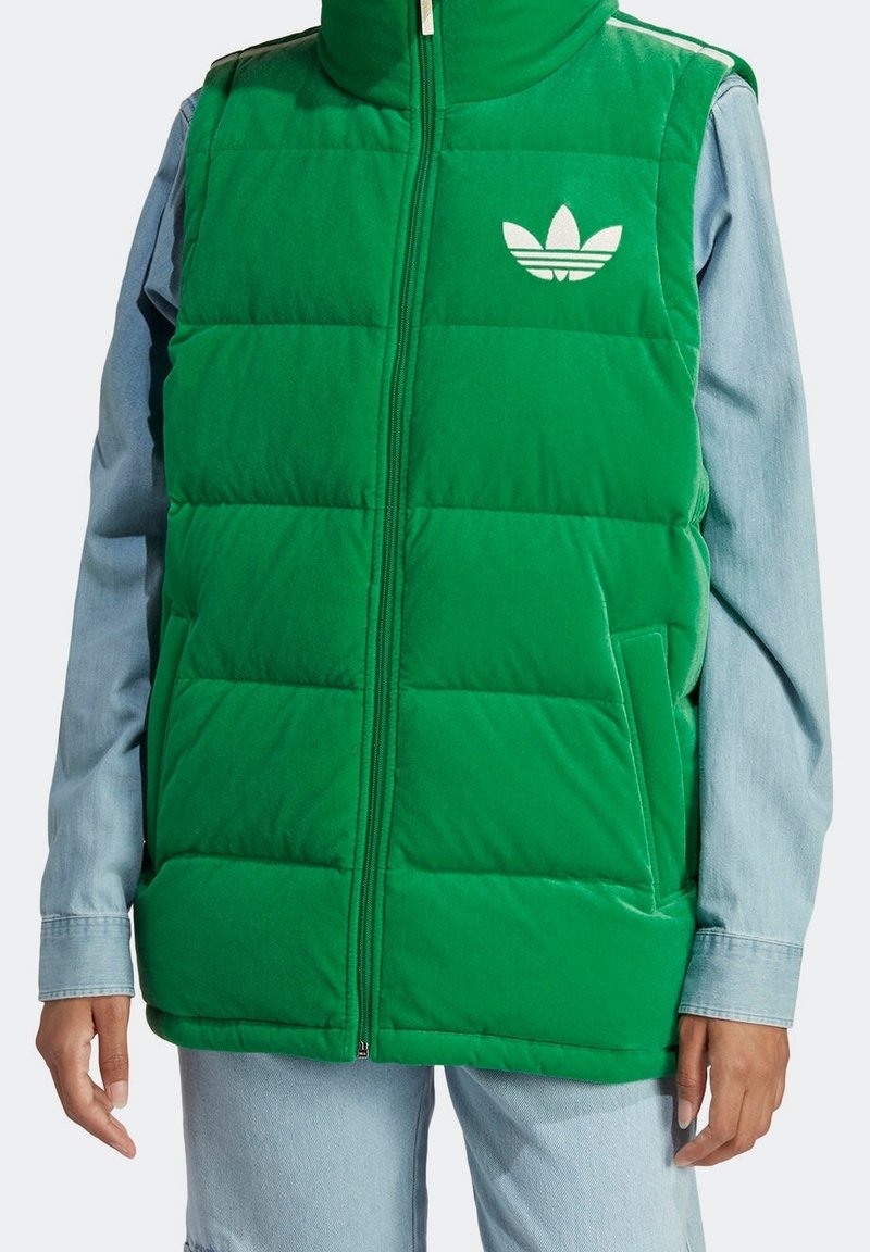 Grön uppblåsbar väst med hög krage och frontdragkedja. Har horisontella quiltade sektioner och vit Adidas trefoil-logotyp på bröstet.