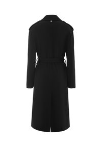 Manteau noir long avec une taille ceinturée, des épaules structurées et une coupe droite. Fabriqué en tissu lisse avec une fente arrière unique.