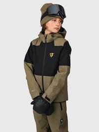 Chaqueta de esquí en negro y oliva, con cremallera frontal, puños elásticos y detalles de logo. Combinada con guantes negros y un gorro de punto marrón.